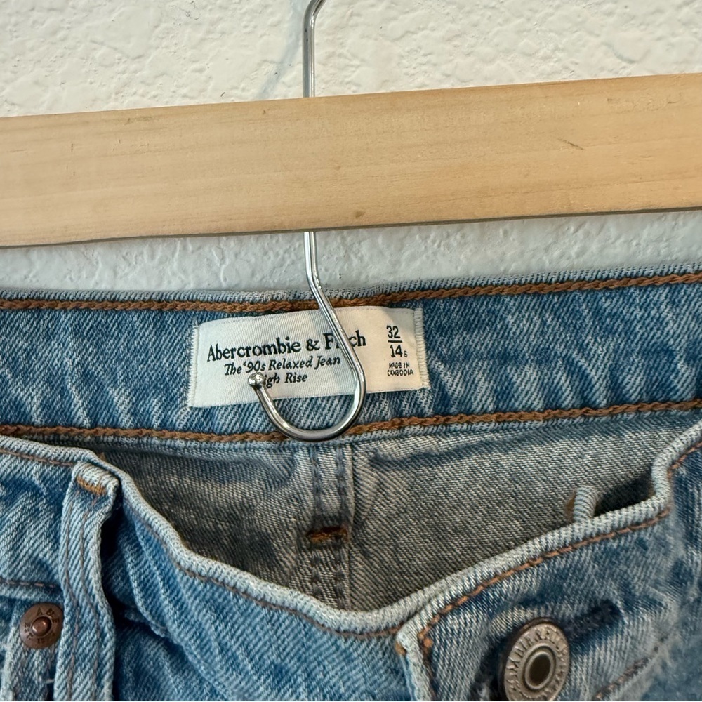 Abercrombie & Fitch- NWT 90’s Relaxed High Rise Jean- 32 Short - Picture 3 of 7